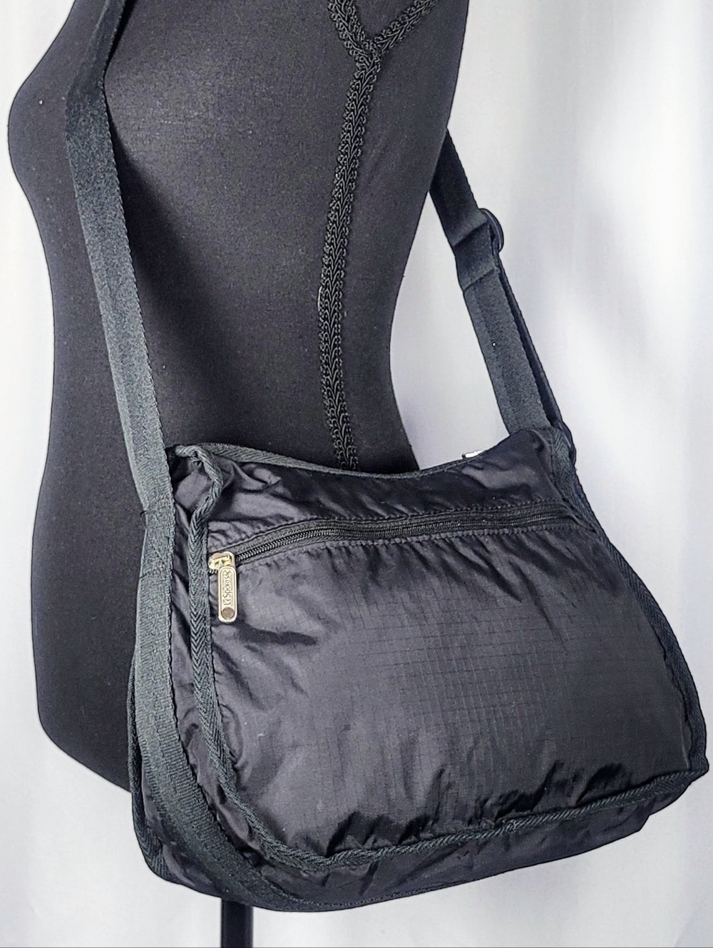 Black Nylon Crossbody Bag Lightweight Travel Everyday Shoulder Bag By LeSport - Picture 2 of 5